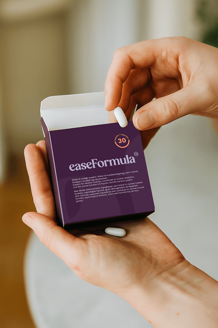 Hånd tar en kapsel ut av en pakke EaseFormula – 10 gode grunner til å velge EaseFormula